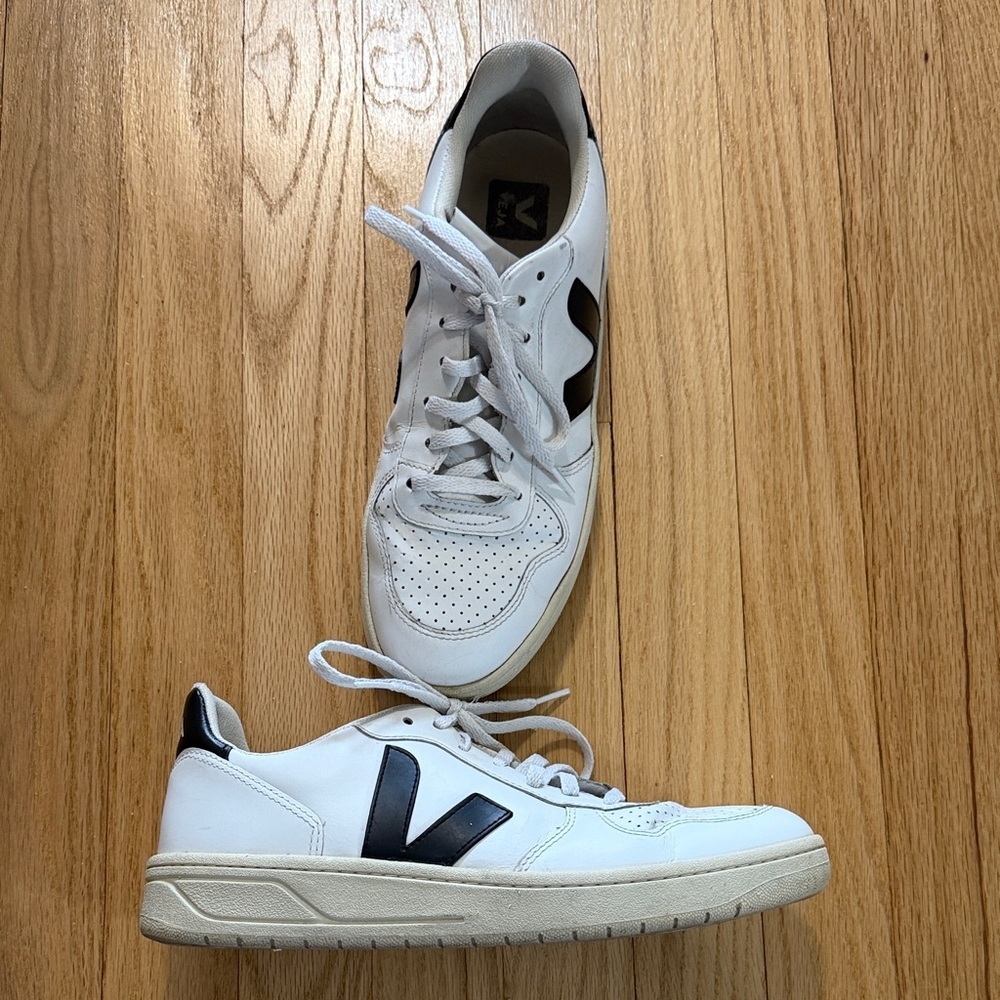 Veja V-10 Black/White Leather Sneakers Sz 9 - Picture 1 of 13